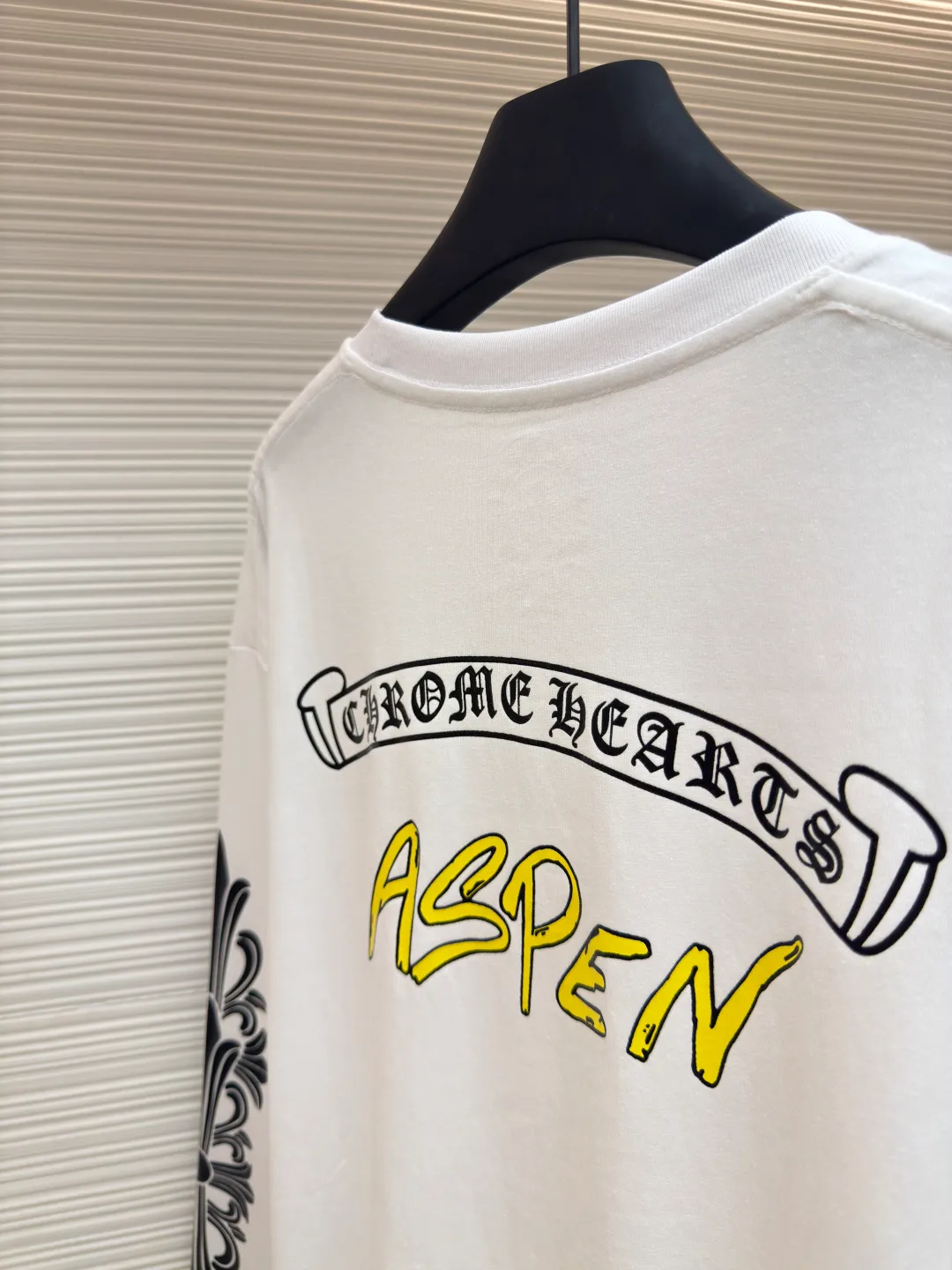 Chrome Hearts Graffiti Limited Long Sleeve ●Item No.: 1680095-A10 ●Material: pure cotton fabric ●Technology: Printing ●Version: Fitted version ●Weight: about 300 grams ●Size: S-M-L ●Description: The fabric is made of 26-woven 220-gram cotton, and the printing is printed with ink. The most important thing is that the leather is sewn by hand (handwork involves high costs). A lot of effort has been put into the fabric, hardware and craftsmanship. The top quality and industry benchmark in the market are only owned by a few people. The overall wiring is straight and delicate, the fabric is comfortable and soft, and the color is consistent without color difference. It can be matched with the same style to create a fashionable look and control various occasions. Customized accessories, complete with three standards, same style for men and women!